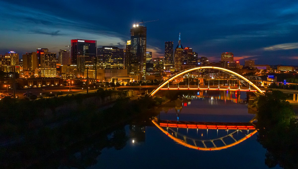 VanderbiltU's tweet photo. Nashville's Korean War Veterans Memorial Bridge is gold tonight to cheer on the #VandyBoys ⚾️ https://t.co/lMxtriXVpq