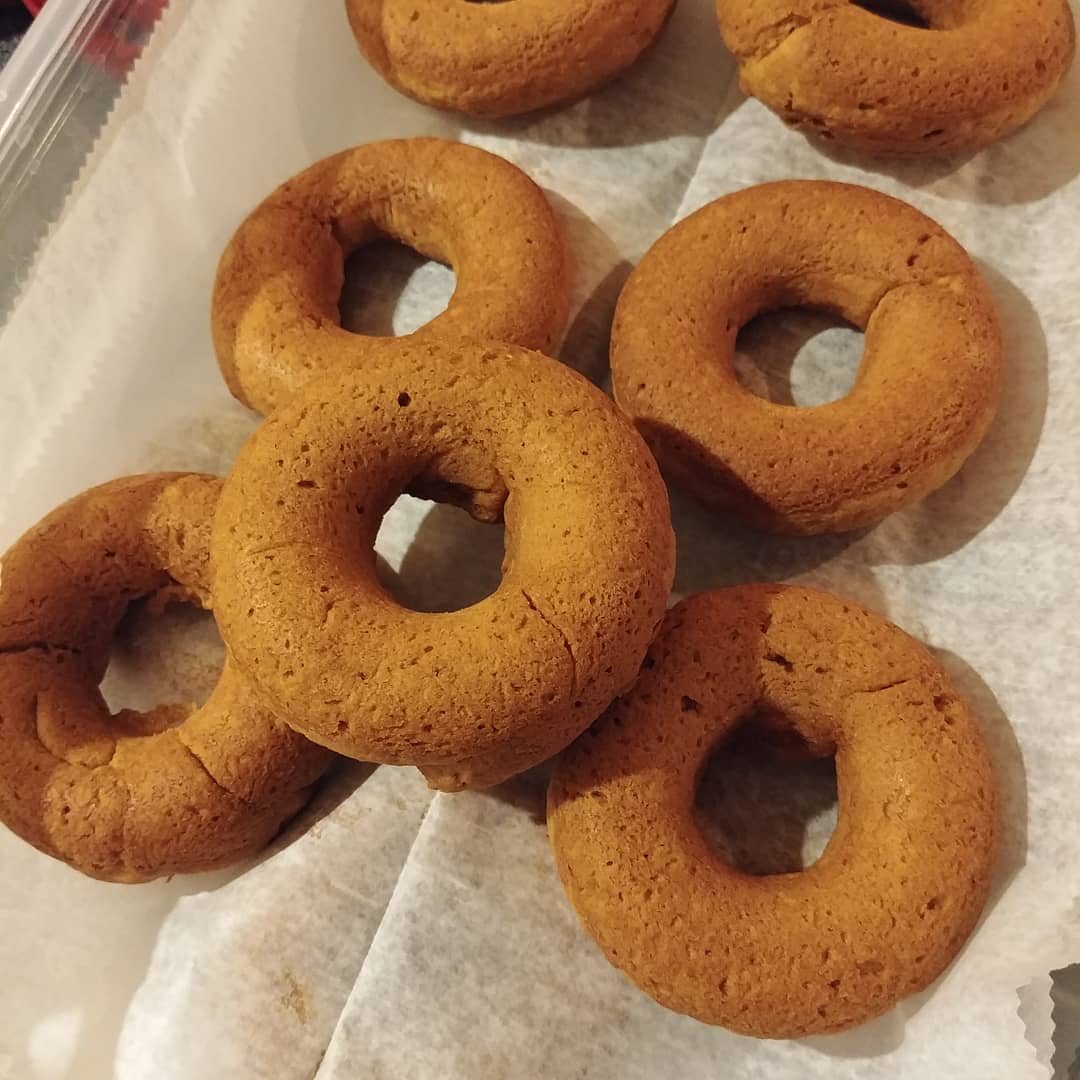 ViciousSarr's tweet photo. I'm learning how to make donuts this week. I need better piping bags though, These Pumpkin Spice ones got a little sloppy. But oh do they taste good! I'm fighting the urge to gorge on them. #baking #donuts #doughnuts #pastry #learningtobake https://t.co/jZpSnARw1y