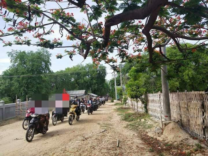RvlBurma2's tweet photo. A demonstration of motorcycle strike was held in #Myaing Township, Magway Division on the morning of June 29 to overthrow the dictator.

#WhatsHappeningInMyanmar 
#June29Coup 
#DreadfulCovidAmidMilitaryCoup https://t.co/Ng3lAtlFN1