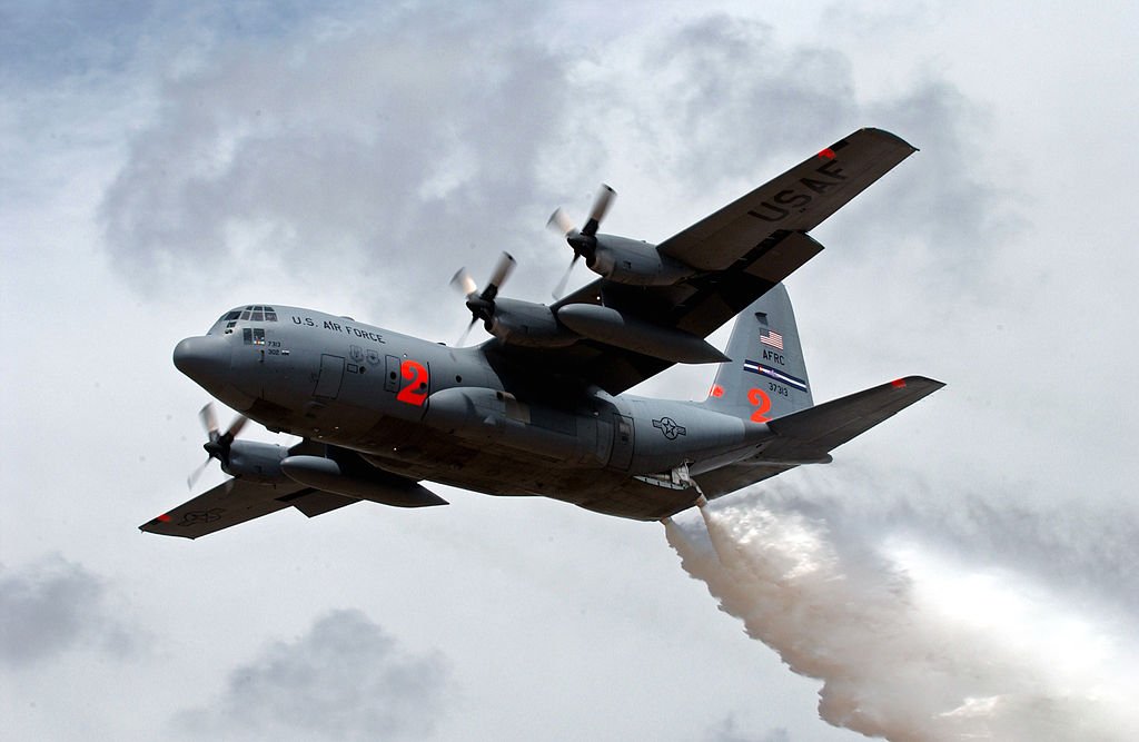 vcdgf555's tweet photo. MAFFS inbound to the #LavaFire around Mt. Shasta.

MAFFS9 is Modular Airborne Fire Fighting System-equipped C-130H 92-0554 #ADFE89. The system allows for any USAFR or ANG C-130 to drop water on forest fires. https://t.co/hHNlQDgPaB