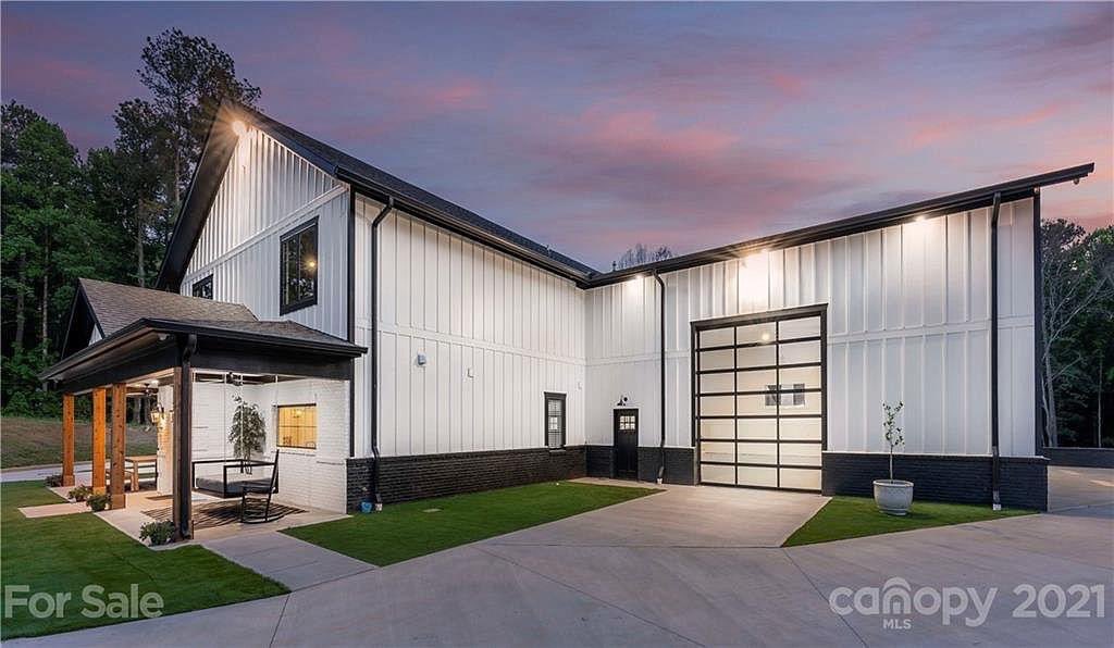barndominium_us's tweet photo. Modern luxury barn house. https://t.co/bEXGlYBEjX