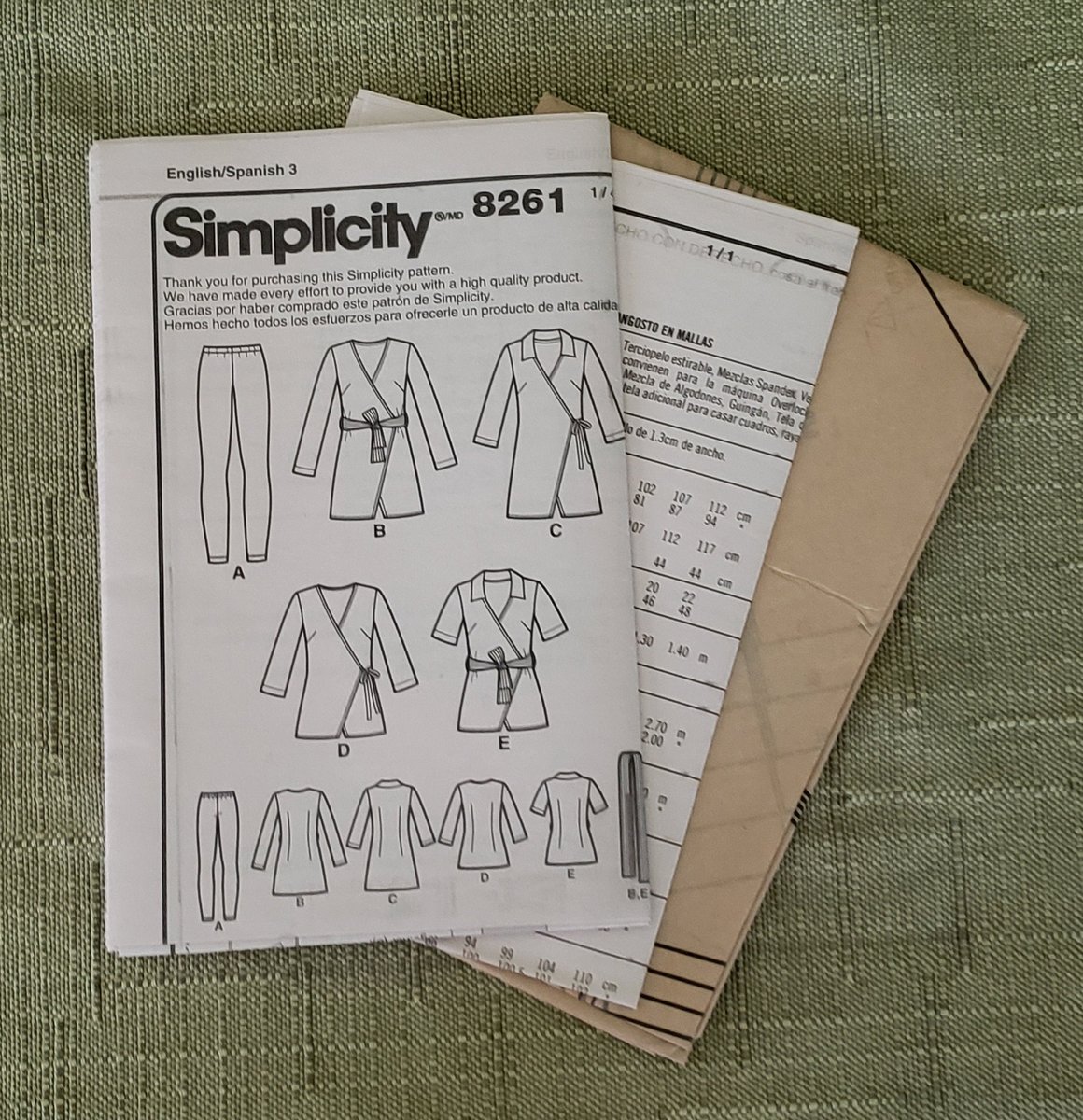 quilts_more's tweet photo. Misses' Tunic In Two Lengths And Knit Leggings Sewing Pattern Simplicity 8261 Plus Size 14, 16, 18,20, 22 https://t.co/NBYNSjLI87 #ImagineQuiltsAndMore #Etsy #ActiveWare https://t.co/I6yLQphJHu