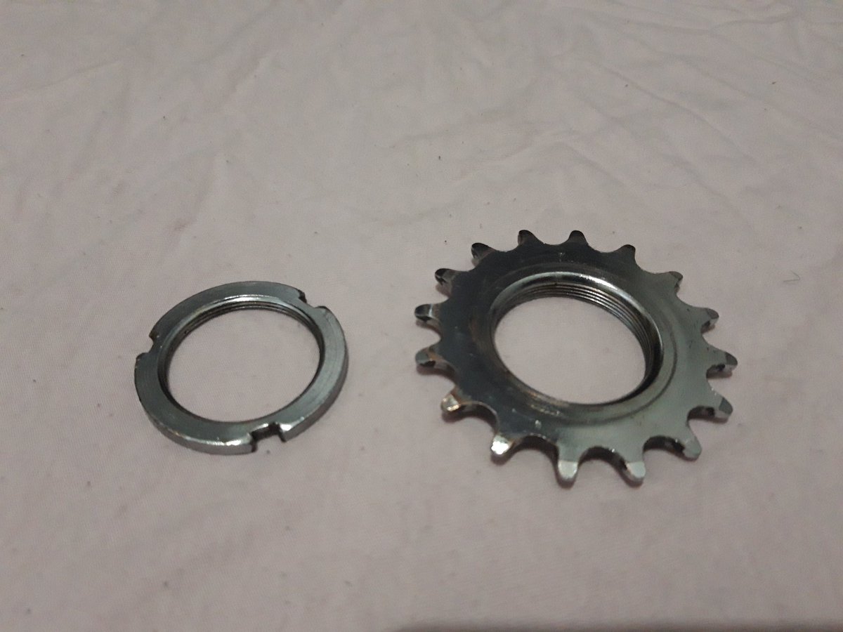Want To Sale:
Hub 32 Hole Sepasang (200k)
Cog 16T &amp; Lockring (150k)
Ambil semua 300k