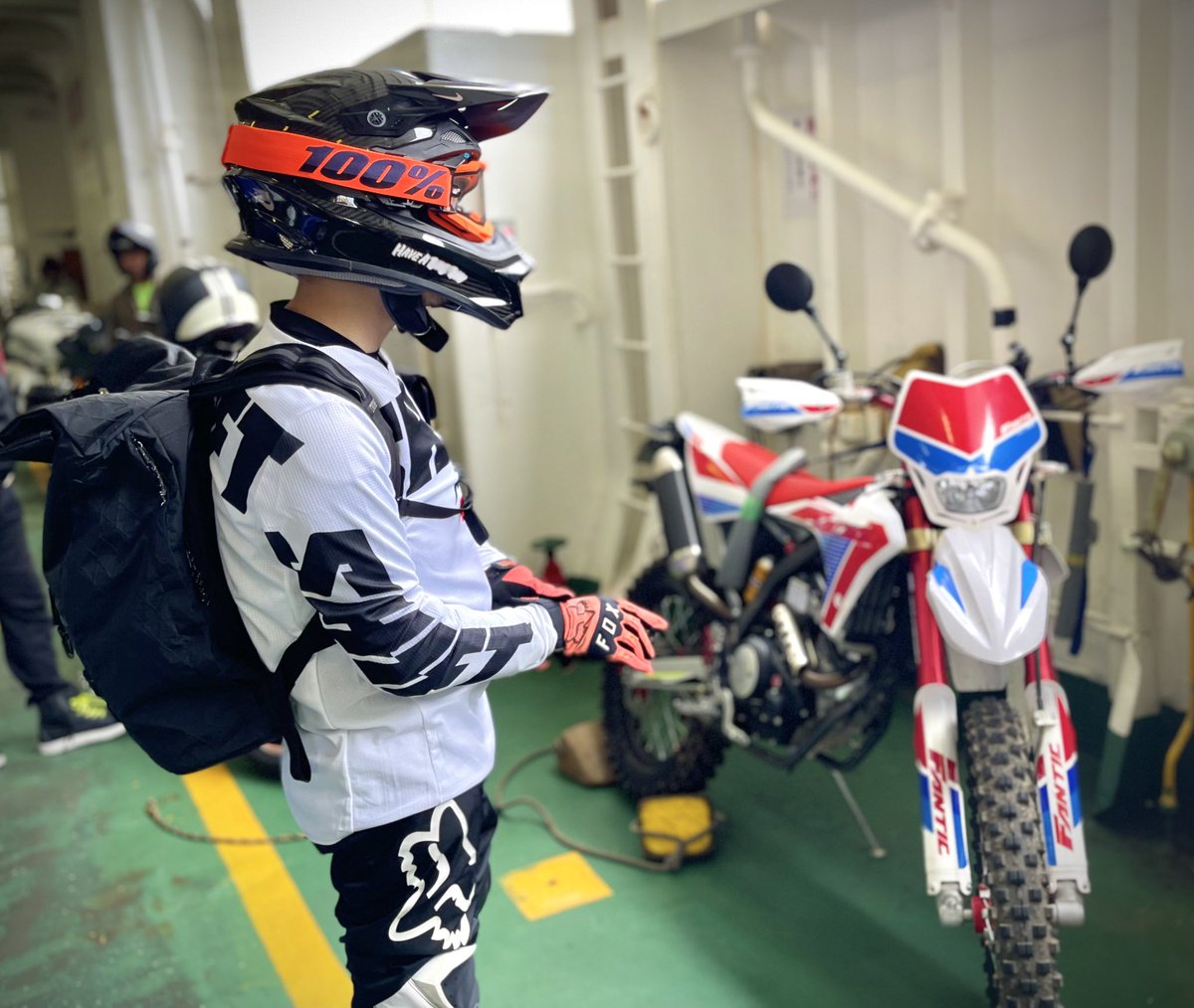 マッドジャンパー2に少しだけステッカーカスタム。 ゴーグルもダブル