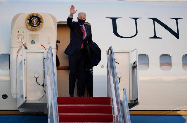 TimeCertainRace's tweet photo. @Vicky_redplanet Trump is no longer president. Only president biden can and has used marine one and air force one and the other things that come with being president https://t.co/5ygltFm1wf