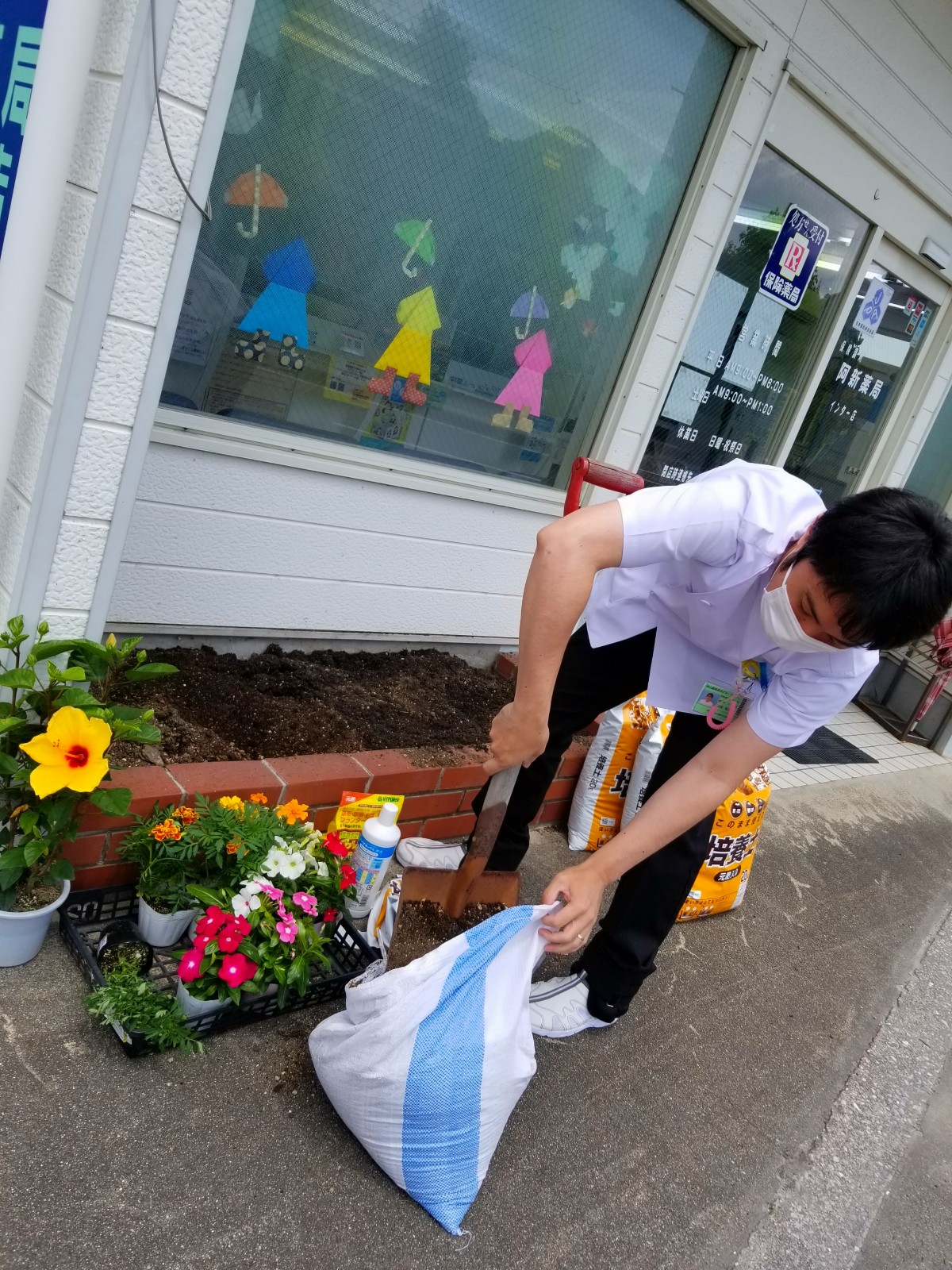 津山調剤薬局 花壇整備 今年は古くなった土の入れ替えから行いました 花壇が一気に華やかに 本日も皆様にとって素敵な一日でありますように T Co Mx1oluqokx Twitter