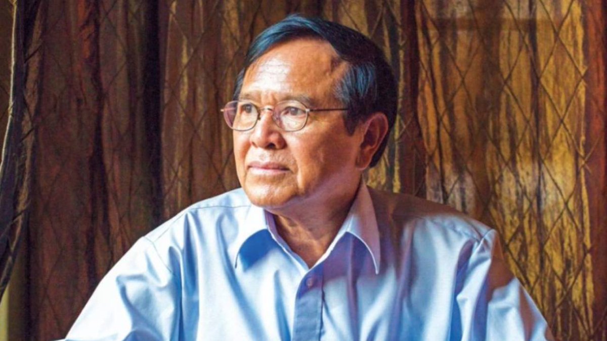 cambodiadaily's tweet photo. លោក កឹម សុខា ប្ដេជ្ញា​ចំពោះ​អ្នកគាំទ្រ​ថា​លោក​មិន​ក្បត់​ជាតិ និង​មិន​ក្បត់​ឆន្ទៈ​របស់​ពលរដ្ឋ​នោះ​ទេ https://t.co/DAWs0kU3nm https://t.co/hbRPTHUg5H