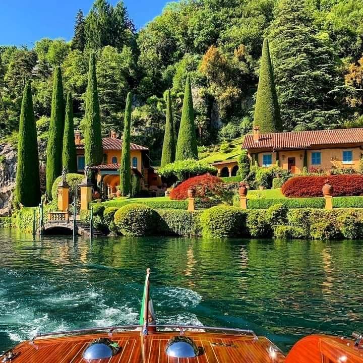 🇮🇹 Lago di Como, Lombardia
📷 I Love Italy

#lagodicomo #lakecomo #lombardia #lago #lake #como #bello #view #magic #villa #boat #barca #colors #colori #instaphoto #photooftheday #beautiful #travel #travelplace #travelphoto #italy #italytrip #italytravel #italia #italyintheheart