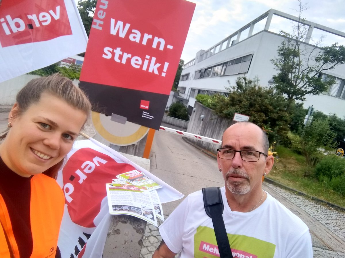 jorinde_schulz's tweet photo. guten morgen vom #streikposten am klinikum neukölln. die beschäftigten der vivantes töchter streiken heute für den #tvöd für alle &amp; wir sind mit einer unterstützungsgruppe von @LinkeNeukoelln vor ort. stimmung ist super! @KeineProfite https://t.co/12ZxuPo20u
