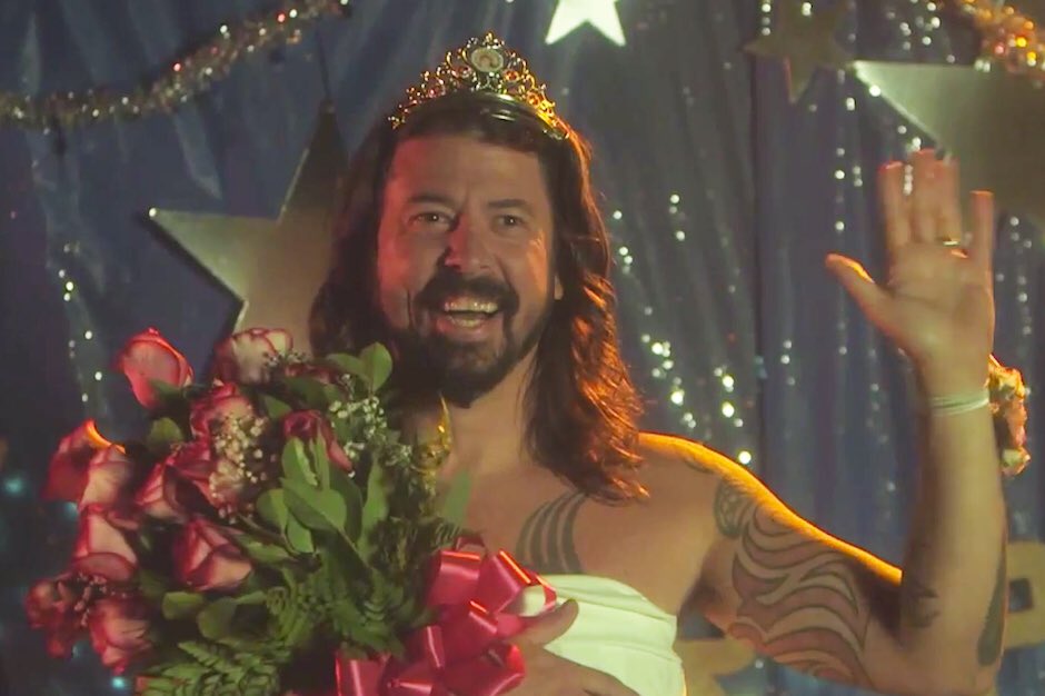 darkentrys's tweet photo. I wonder if courtney demanded flowers and a note for this https://t.co/LPyud0SI9y