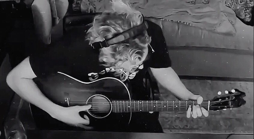 bestofsos's tweet photo. Luke Hemmings, 2021. https://t.co/CcFxVNgbTG