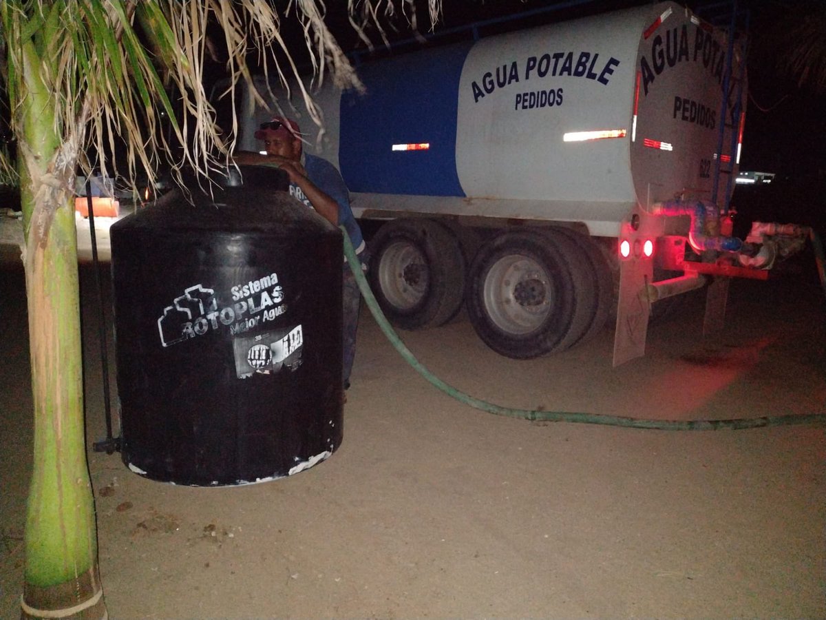 BlancaSanchezL3's tweet photo. Seguimos trabajando y cumpliendo compromisos.

Hoy tuvimos la oportunidad de llevarle agua a las y los vecinos de “La manga”.

Sabemos de la carencia del vital líquido en todo el municipio, pero con mucho gusto pudimos ayudar a más de 20 familias. https://t.co/7EzJbOoF3y
