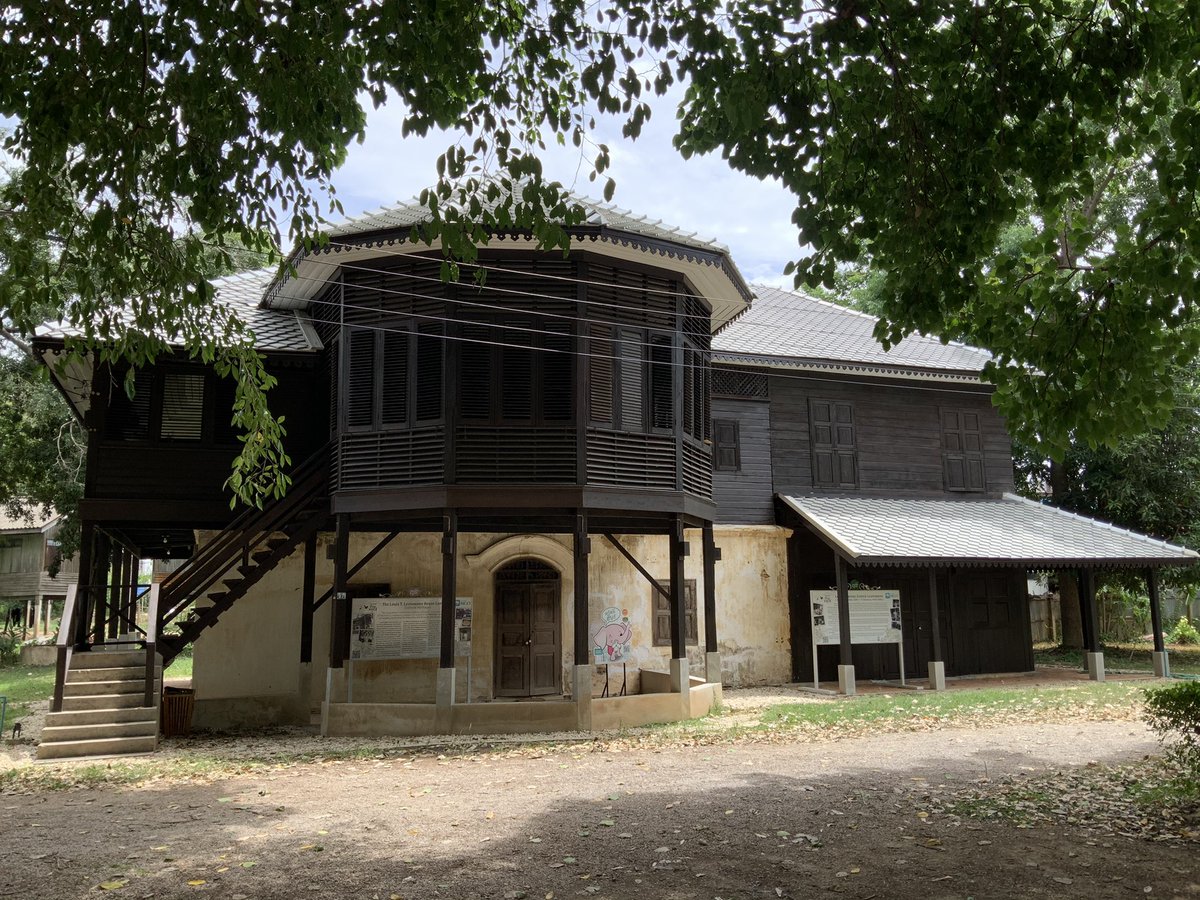 kowit_ThaiPBS's tweet photo. ปรับปรุงเสร็จแล้ว.."บ้านหลุยส์"บ้านร้อยปี จ.ลำปาง 

"บ้านหลุยส์ "อาคารเก่าแบบครึ่งปูนครึ่งไม้ มีมุก 8 เหลี่ยมงานไม้สักเป็นจุดเด่นคาดว่าสร้างขึ้นเมื่อประมาณปี 2448เคยเป็นที่พักและสำนักงานของนายห้างชาวอังกฤษนามว่า "หลุยส์ ที่.เลียวโนเวนส์"ซึ่งเข้ามาบุกเบิกการสัมปทานทำไม้สักในลำปาง https://t.co/VdRI8l6Pwy