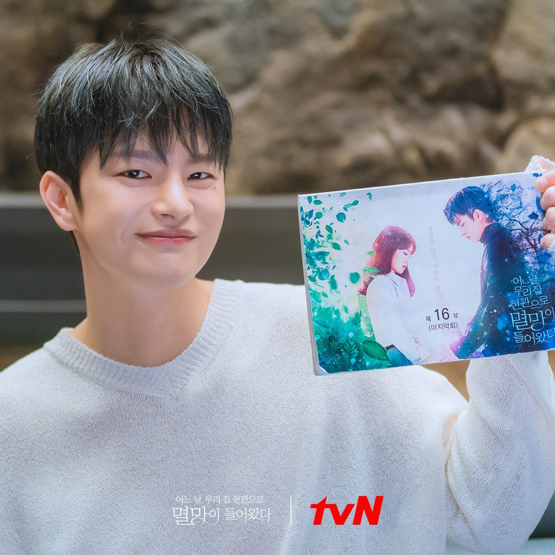 CJnDrama's tweet photo. 멸망즈 최종화 대본 인증샷 도착🤭
마지막이라니 이게 무슨 소리야 ㅠ 못 보내ㅠㅠ 안 보내 ㅠㅠㅠ

오늘 밤 9시 tvN 최종화
#어느날우리집현관으로멸망이들어왔다
#멸망 #doomatyourservice #tvN #월화드라마
#박보영 #서인국 #이수혁 #강태오 #신도현 https://t.co/qHtIBnlKje