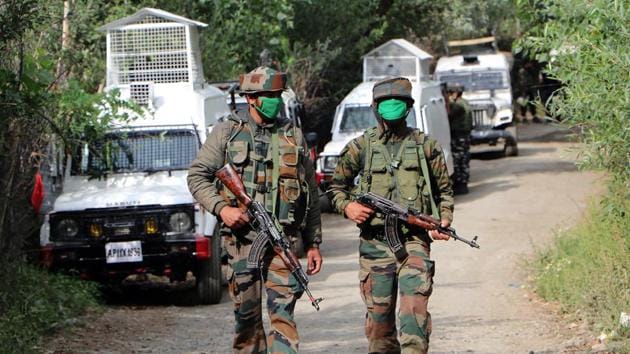 hidemylock's tweet photo. Two #terrorists  killed in an #Encounter with #security  forces in Malhoora #Parimpora area of #Srinagar. Incriminating materials along with arms &amp; ammunition recovered ...
#Srinagar  
#TerorFreeKashmir
@JmuKmrPolice
@MehboobaMufti https://t.co/kjj3tIr43q