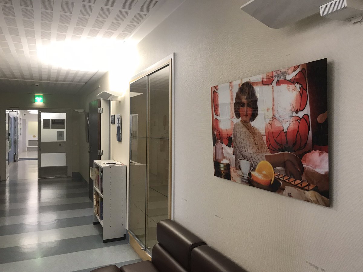 ”Oikea tyttö”. Karoliina Paappan valokuvateos vuodelta 2011, esillä Käännöksiä-näyttelyssä Harjavallan sairaalan kirjastossa. (Avoinna potilaille, omaisille, henkilökunnalle ja sairaala laboratorion asiakkaille 16.8. saakka)