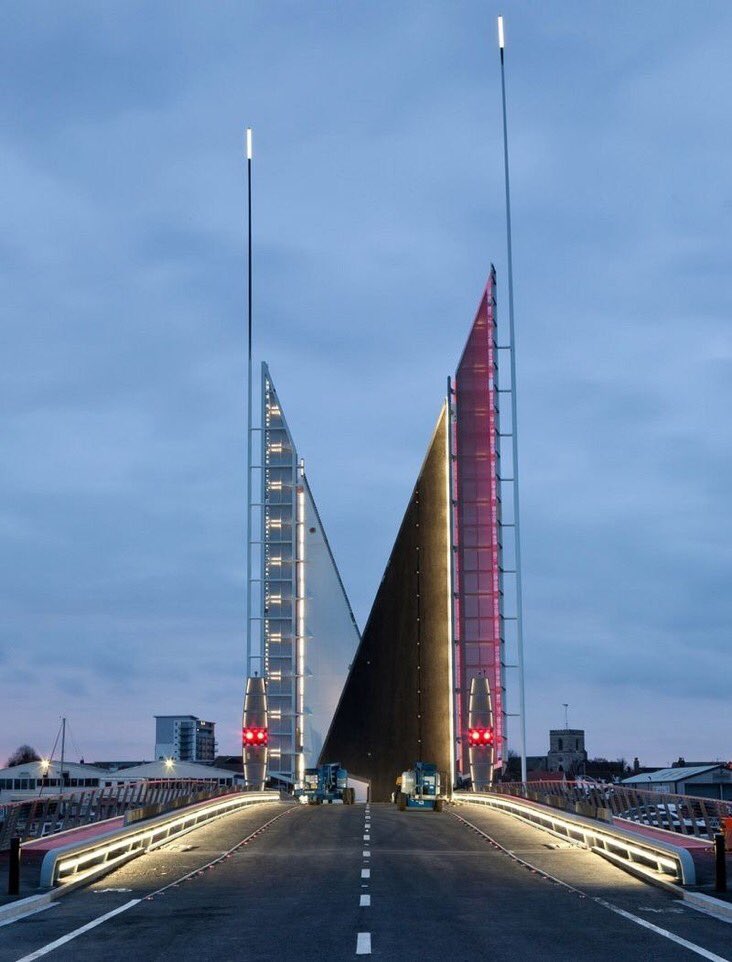 ETSIC_UPM's tweet photo. Puente levadizo Velas Gemelas sobre el Canal Backwater en Holes Bay (Dorset, Inglaterra) vía @NaoCasanova https://t.co/TxGk9TTHc8