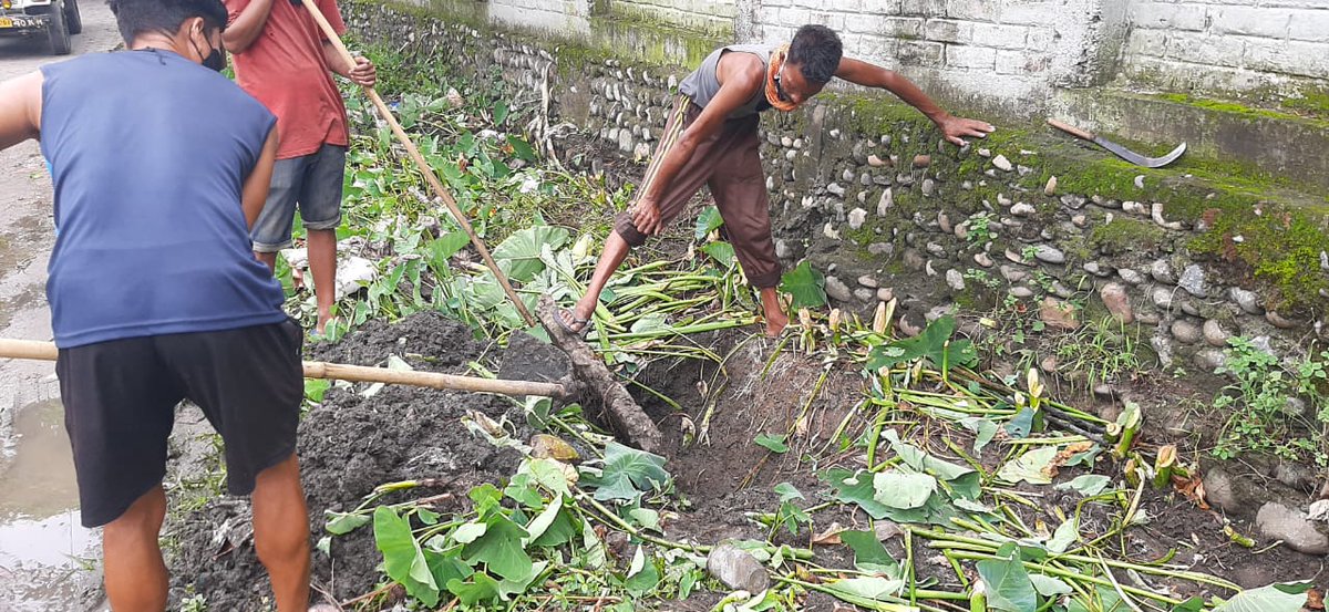 954Yahoo's tweet photo. @Pijush_hazarika Although it's raining the municipality workers https://t.co/GSIYv33mca they are clearing the garbage and mud over the slabs and clearing the sewage passage.I appreciate their speedy work on it.I hope the sewage system will be fixed soon.Thank you sir😊 https://t.co/SGg0wQV5ZG