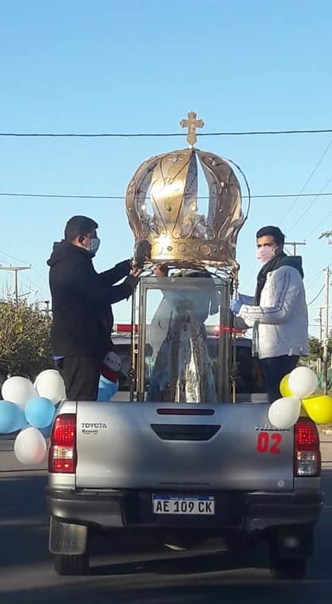 Ismaelbarrera01's tweet photo. En el día de hoy tuvimos presente y acompañando a nuestra madre del valle dónde estuvo recorriendo la zona norte de nuestra provincia y después finalizando acompañando en el cuarto día de novena en honor a San Nicolás https://t.co/eZTsLicIey