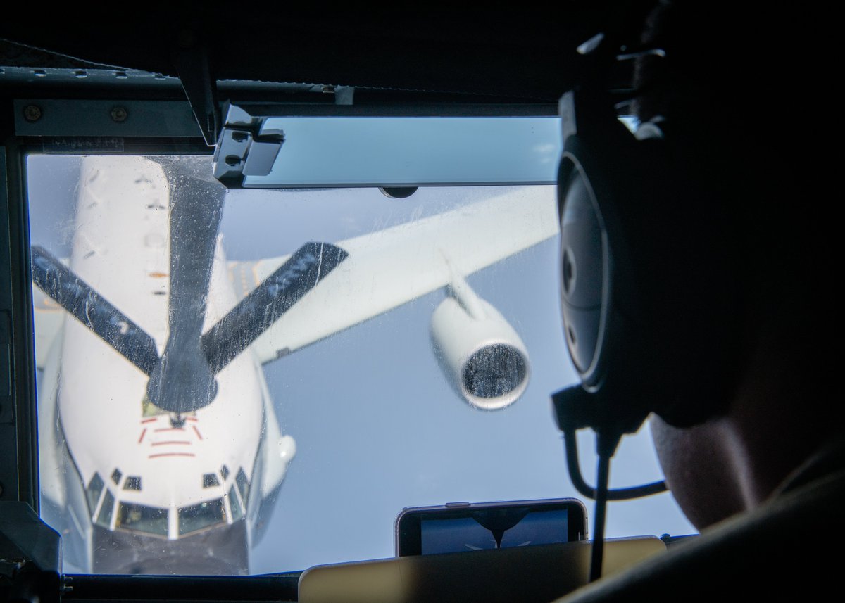 grandslamwing's tweet photo. Fill ‘em up, keep ‘em flying! Members of #TeamAUAB conduct aerial refueling operations around the @CENTCOM area of responsibility, enabling the mission to be completed anywhere, anytime.
#GrandSlamWing #WinReadyRepeat
@USAFCENT https://t.co/48wEq9BfJV