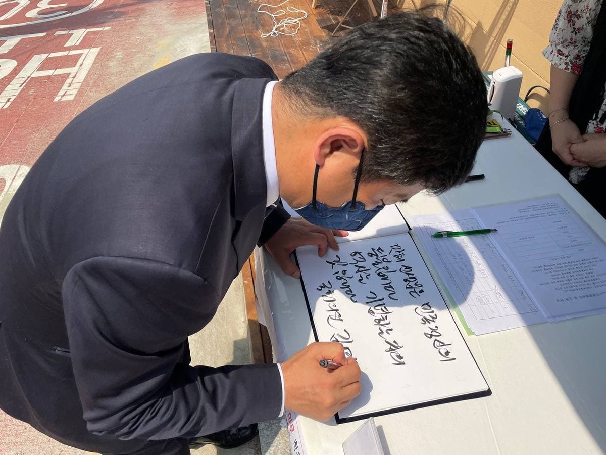 오늘 성북구 심우장에선 만해 한용운 스님의 77주기 추모 다례재가 있었습니다.
역사는 기억하는 사람의 것이고, 기념하는 사람의 것입니다.
지난 주엔 만해평화센터 개관식도 있었는데요. 청년 불자들의 생산적인 소통공간이 되길 기대합니다.
#심우장 #만해한용운 #김영배 #성북구 #성북갑 #국회의원