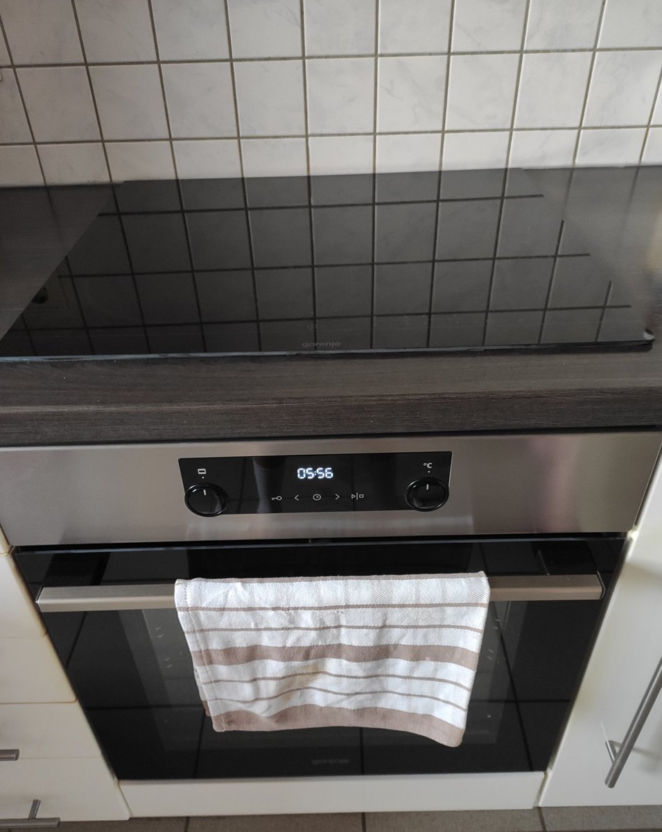 KazuFilms's tweet photo. Mein Canim hat mich überrascht. Jz kann ich endlich wieder backen😻 #neu #backofen #herdplatte #gorenje #überraschung #liebe https://t.co/aRZbF8mgVU
