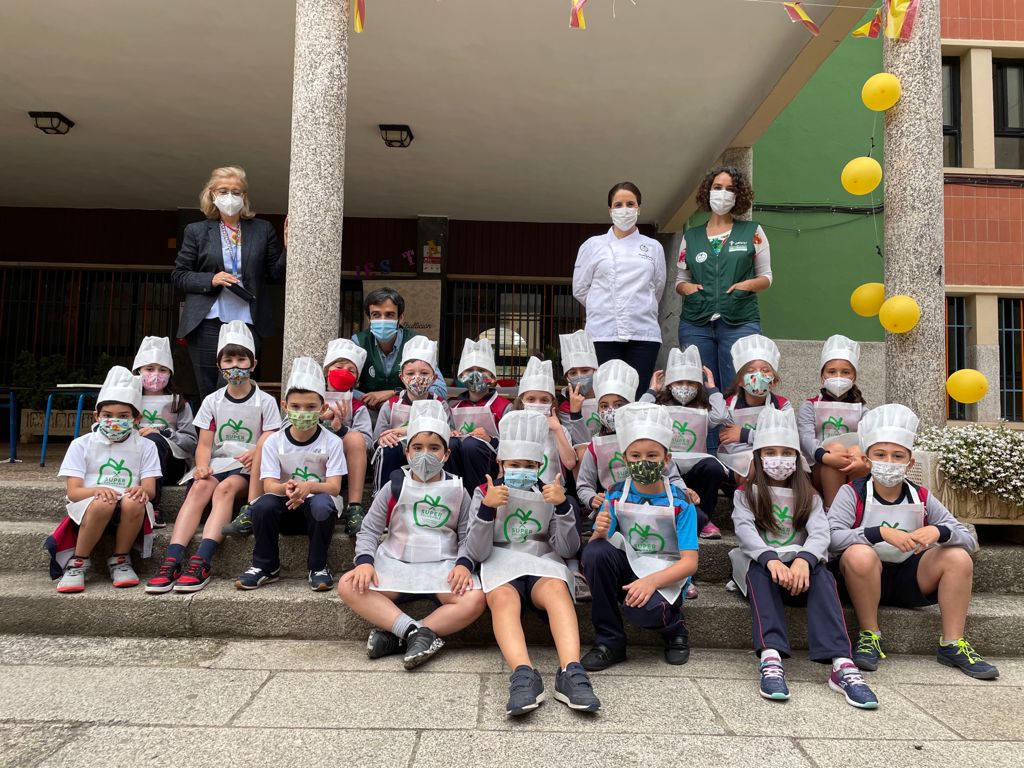 Sagradocaceres's tweet photo. Un final de curso para cuidar nuestra salud con @CaceresAecc. #2_primaria participó en un taller de cocina de merienda saludable, Programa #SnackLab. Meriendas llenas de sabor con ingredientes naturales. #SagradoCC #ActivandoFuturo https://t.co/UzfZ5FGdSh