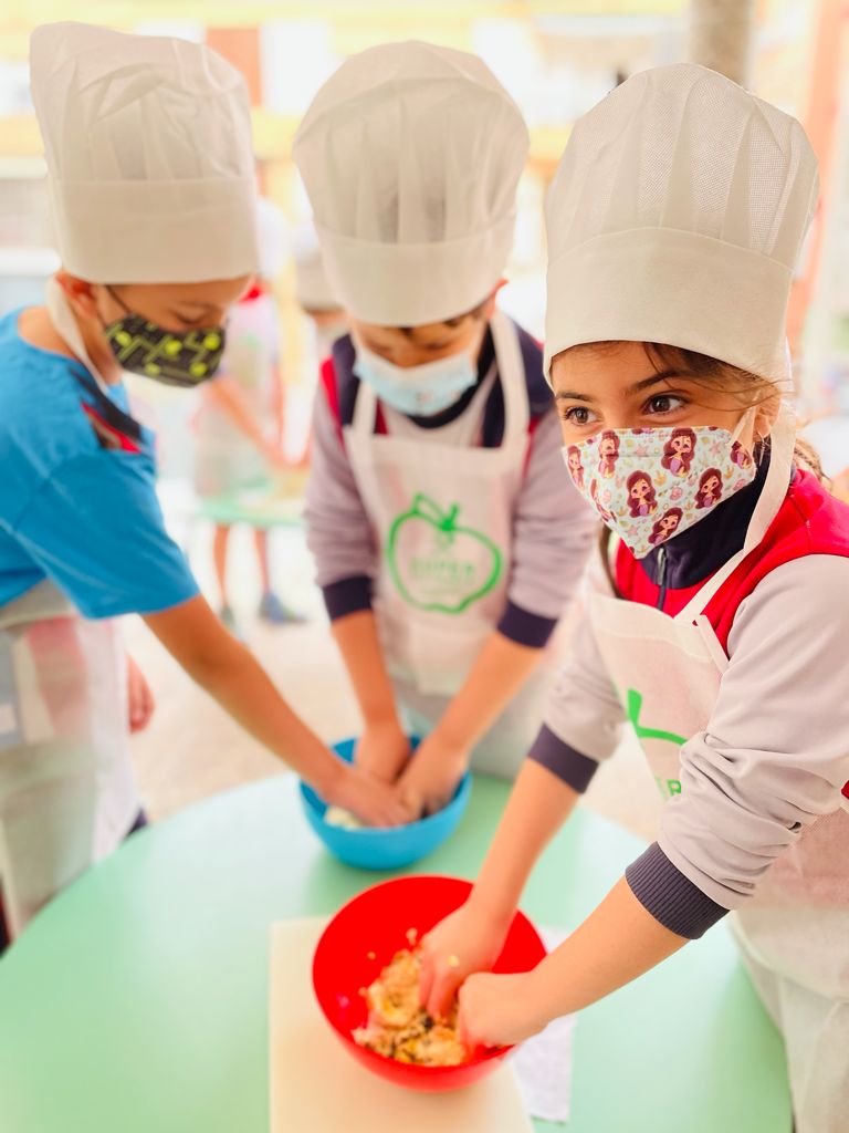 Sagradocaceres's tweet photo. Un final de curso para cuidar nuestra salud con @CaceresAecc. #2_primaria participó en un taller de cocina de merienda saludable, Programa #SnackLab. Meriendas llenas de sabor con ingredientes naturales. #SagradoCC #ActivandoFuturo https://t.co/UzfZ5FGdSh