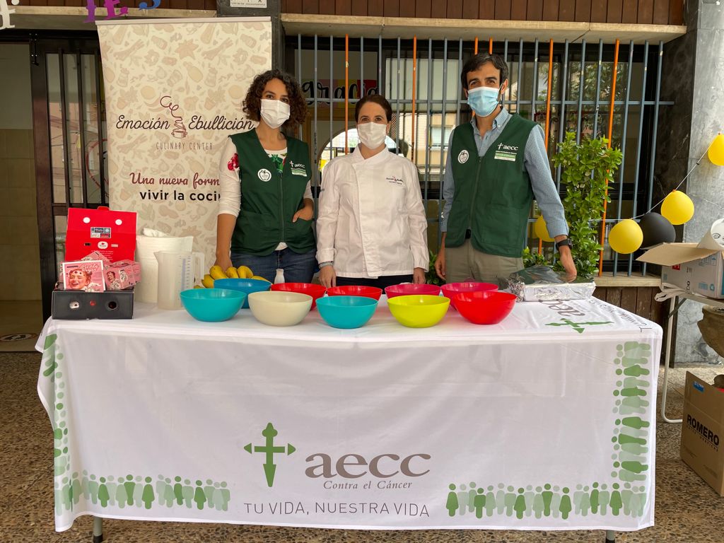 Sagradocaceres's tweet photo. Un final de curso para cuidar nuestra salud con @CaceresAecc. #2_primaria participó en un taller de cocina de merienda saludable, Programa #SnackLab. Meriendas llenas de sabor con ingredientes naturales. #SagradoCC #ActivandoFuturo https://t.co/UzfZ5FGdSh