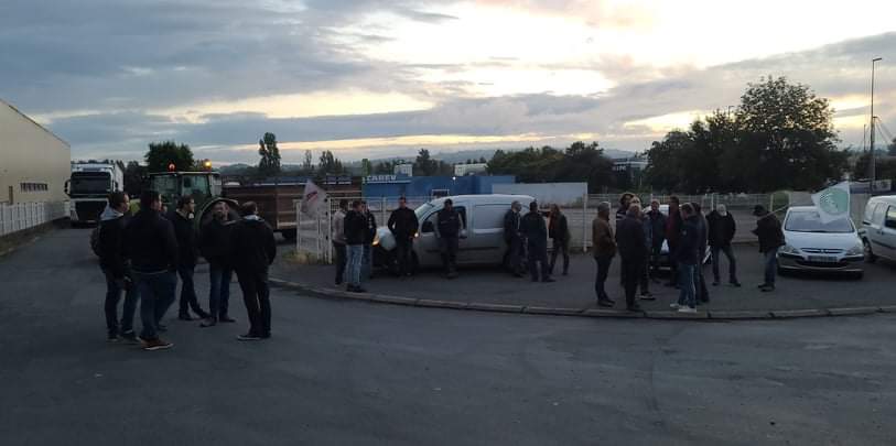 Ce matin les blocages d'abattoirs continuent en Vendee, au site des Herbiers ! Le message martelé par les éleveurs #FDSEA85 + <a href="/JAVendee/">JA de Vendée</a> reste le même : être payé à un prix décent, au moins égal aux coûts de production ! Sans réponse de la filière, les blocages seront maintenus