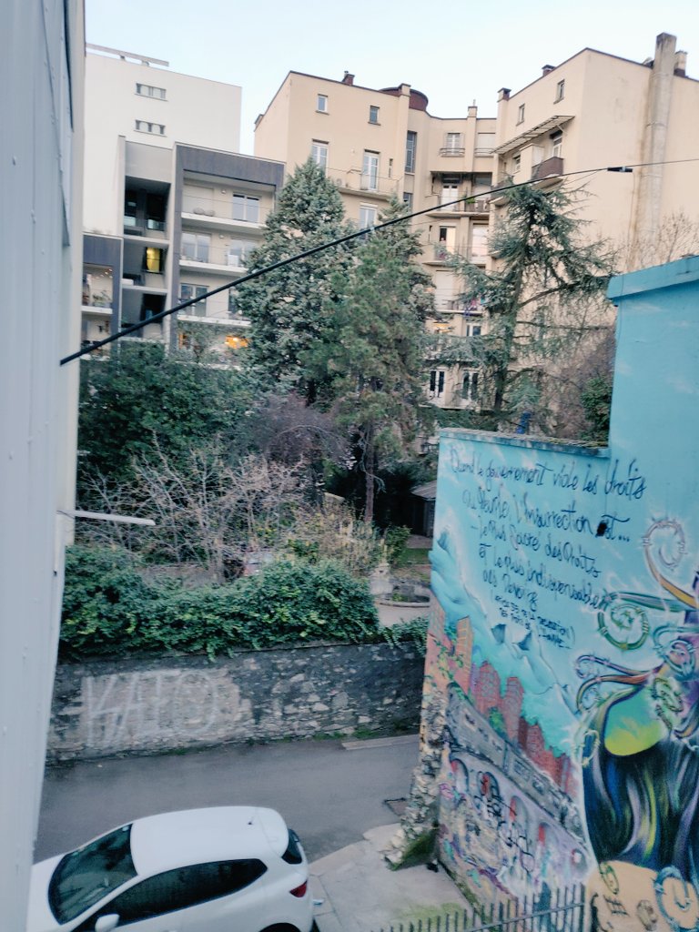 Canne à pêche qui sort de la fenêtre. Le fil de l'antenne est scotché dessus et pend ensuite vers le sol