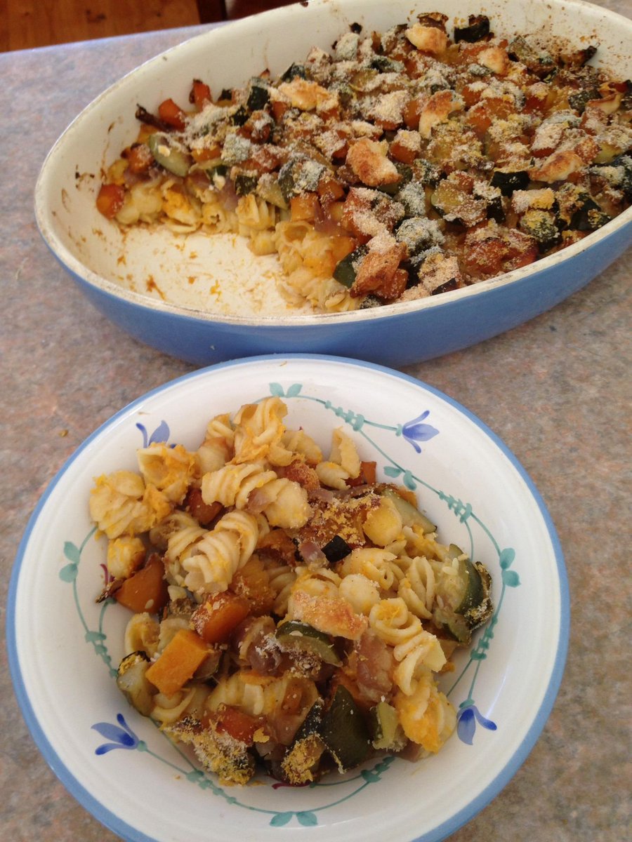Raghnaid_Anna's tweet photo. Nach eil geamhradh blasda? Bake pasta peapaige agus pàidhean gràn-ubhail agus orainds (dà phàidh - fear le gràn-ubhail agus fear le orainds!). #WinterBaking #PomegranatePie #OrangePie #PastaBake #Pumpkin https://t.co/Uy2AT5UGON
