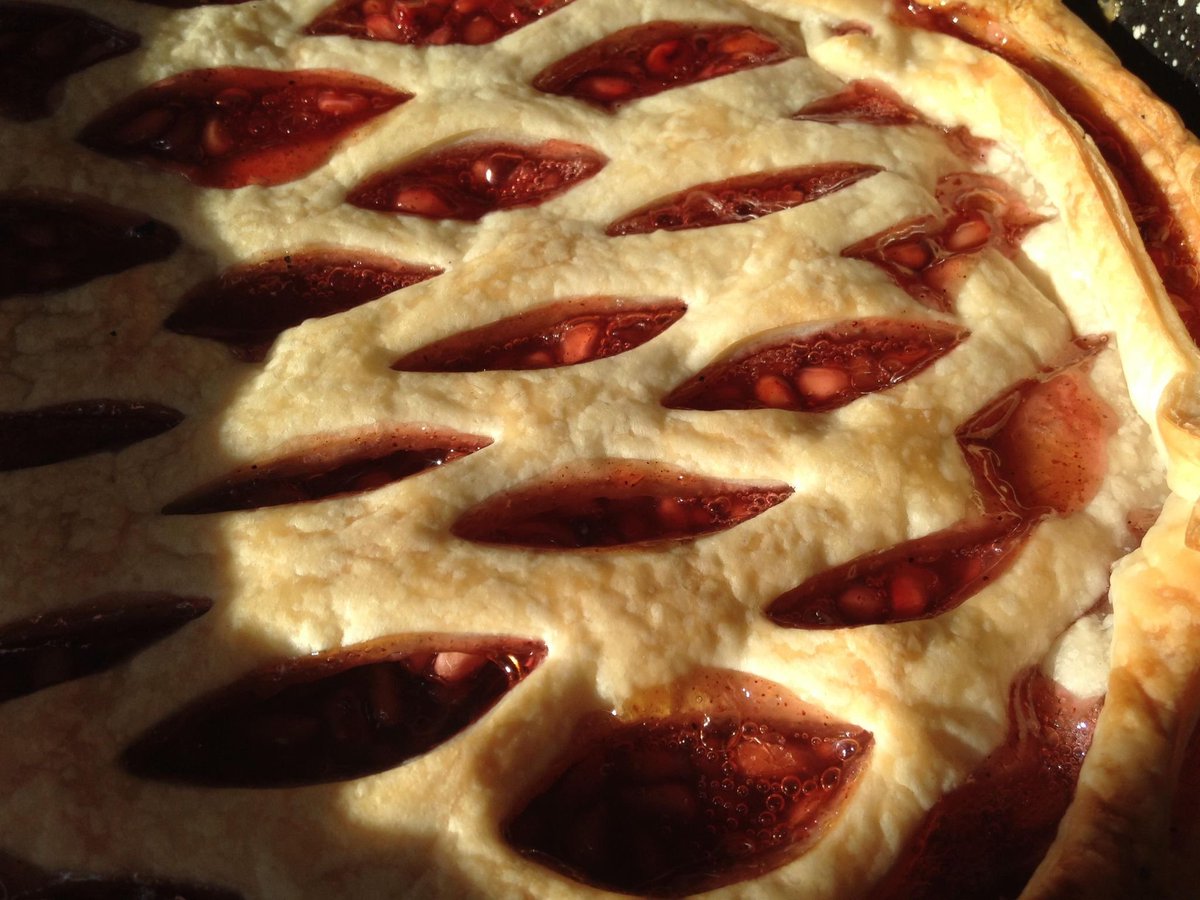 Raghnaid_Anna's tweet photo. Nach eil geamhradh blasda? Bake pasta peapaige agus pàidhean gràn-ubhail agus orainds (dà phàidh - fear le gràn-ubhail agus fear le orainds!). #WinterBaking #PomegranatePie #OrangePie #PastaBake #Pumpkin https://t.co/Uy2AT5UGON