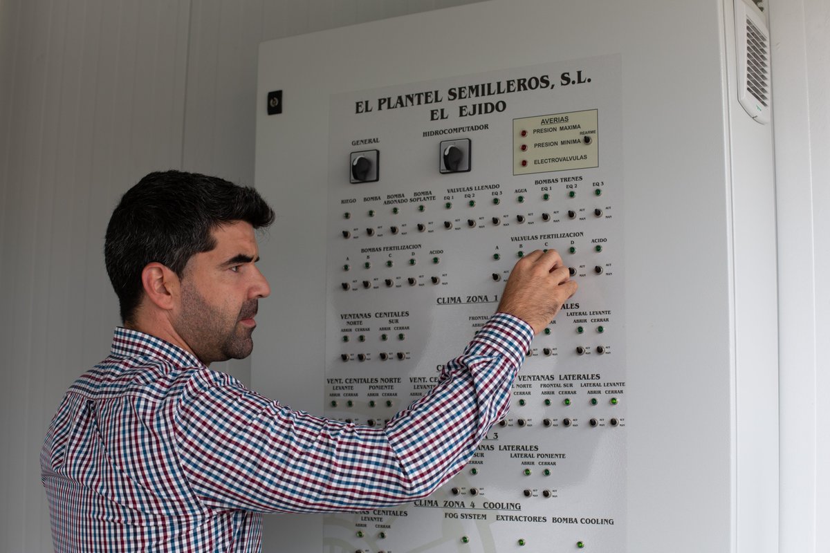 En #ElPlantelSemilleros contamos con unas #instalaciones modélicas, #tecnificadas para el desarrollo de las #plantas en su primera etapa de crecimiento 🌱
Donde garantizamos las mejores condiciones gracias a la #tecnología y a los grandes profesionales que trabajan día a día 👏👏
