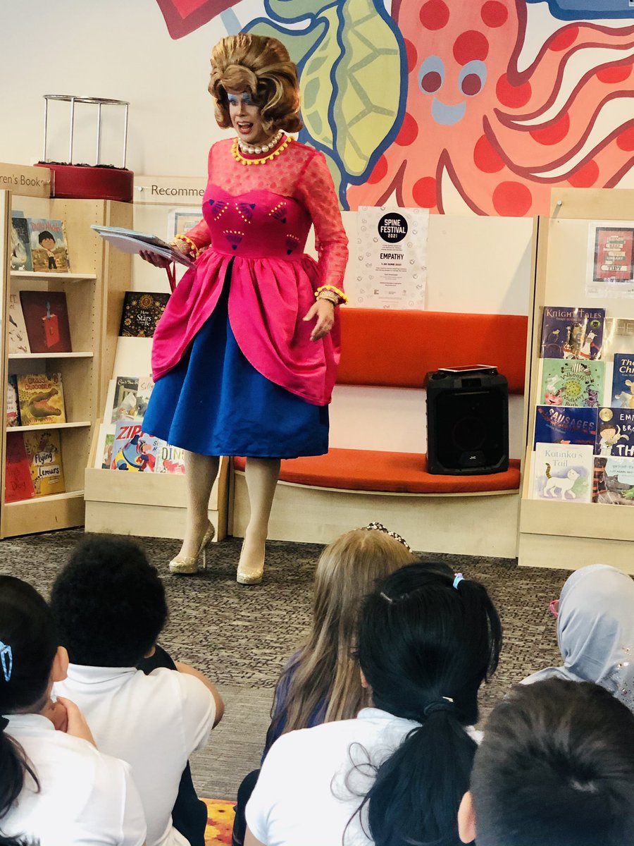 olivefoxfield1's tweet photo. Thank you to #Woolwichlibrary and #Spinefestival @ApplesAndSnakes for an amazing story time this morning. The stories focused on empathy and inclusion towards the were incredible.  Thank you for sharing #BlainesBling:ThrowGlitternotShade by @RobSandersWrite https://t.co/COpJu0bqkl
