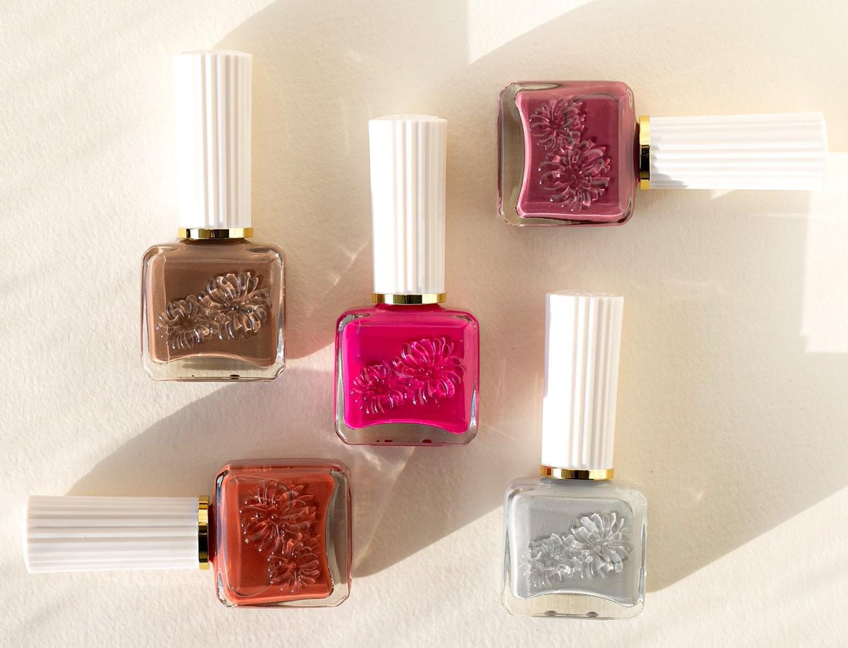 Paul Joe Beaute Jp S Tweet 知的で大人かっこいい ネイル として 人気なのがこちらのカラー 肌なじみのいいカジュアルな ライトグレーが洗練された手元に 見せてくれます ネイル カラー 10ml 各1 760円 モデル使用色 あざらし 店頭とオンライン