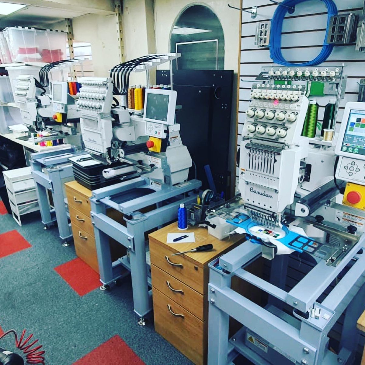 BarudanUK's tweet image. @spivey4sport have just taken delivery of their 3rd #Barudan #singlehead #embroiderymachine in less than 18 months! Now he is fully #cookingongas with a complete Barudan embroidery room. 
A huge well done to Jamie and his team, this #Barufan is really #steamingahead!#hardworkpays