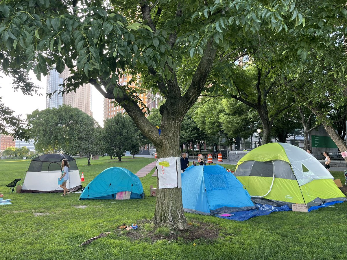 NicolaMar's tweet photo. Dear @NYGovCuomo: This is how much the people in NYC love their trees, grass, and open spaces in #RockefellerPark. Families spent the ENTIRE night sleeping in tents. #PauseTheSaws #SaveRockefellerPark #BatteryPark https://t.co/6dkfZZwTDw