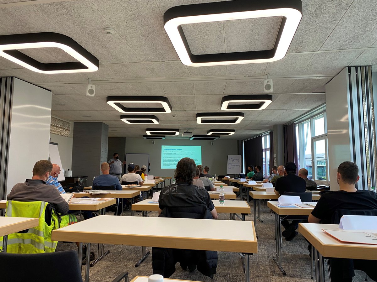 Strassenmeisterkurs Juni 2021: Christian Jordi (Leiter von Entsorgung und Recycling der Stadt Bern) erläutert die Herausforderungen der neuen VVEA. Weitere Informationen zu unseren Kursen finden Sie hier: kommunale-infrastruktur.ch/de/Info/agenda