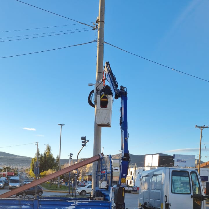 SSIeICChubut's tweet photo. #CamarasSeguridad
#Chubut

Continúa el mantenimiento del tendido de fibra óptica, cámaras y soporte técnico en toda la Provincia, a tal fin se dispuso armar dos  equipos de personal especializado, para proveer un servicio más agil y eficiente.

#MejorMonitoreo
#MasSeguridad https://t.co/neoSDvJYCr