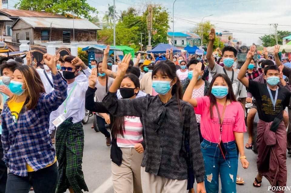 In downtown Mandalay, university students marched in protest of Myanmar's military dictatorship today (Jun 29).  

Photos: CJ

#WhatsHappeningInMyanmar
#June29Coup
#DreadfulCovidAmidMilitaryCoup