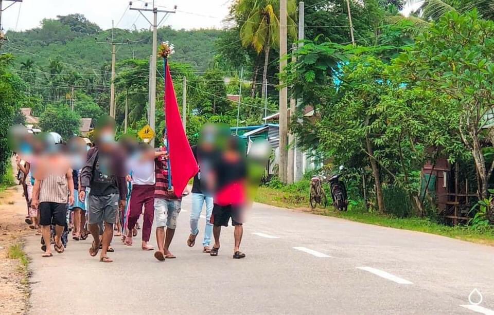swal_lay's tweet photo. The main strike of Launglon township teamed up together with strikes from Thabya and PyinSaThiMaw villages to protest against military dictatorship this evening. #DreadfulCovidAmidMilitaryCoup #WhatsHappeningInMyanmar #June29Coup #MilkTeaAlliance https://t.co/lqvXQnK9KP