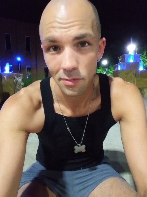 1 pic. Beautiful for night for walkies! 
#gaysoftwitter #gayohio #gayboi #baldandproud #gaypride #gaypup