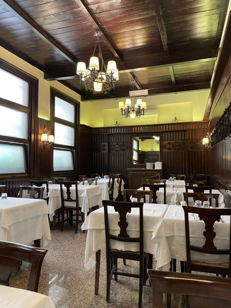 Nino’s restaurant in Rome, (where I gratefully touched down earlier this morning). Simplicity and timeless beauty.