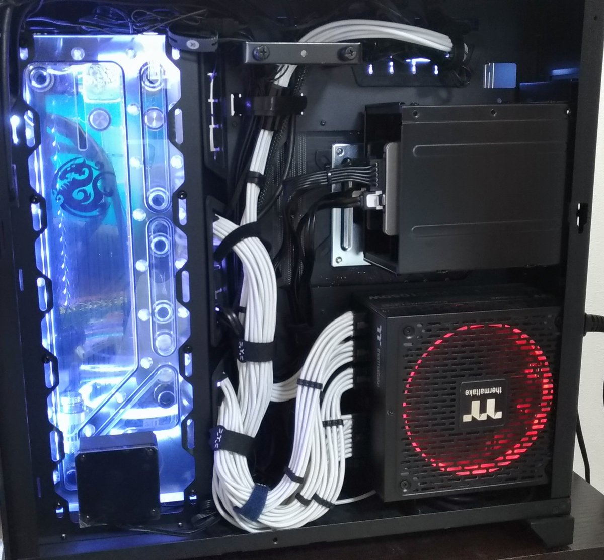 CCannna's tweet image. なんとかATX24pinのスリーブケーブルも完成して裏配線も少しはすっきり。延長ケーブルの時みたいにぎゅうぎゅうじゃないからO11Dynamicのケーブル隠し板を付けなくても納まるのが嬉しい。取り敢えずコネクタ付け替えだけなので次は短縮加工かな…
#自作PC #スリーブケーブル