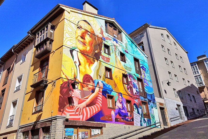 mapaymochila_'s tweet photo. Vitoria es una ciudad "verde" ♻, pero gracias a sus #murales, toda #VitoriaGasteiz es una explosión de color. Descubre #Laciudadpintada, una auténtica galería de arte al aire libre ¿Conoces este proyecto comunitario y participativo? #StreetArt #imvg
https://t.co/kFaYgxJAuL https://t.co/K8sqIPUuKJ