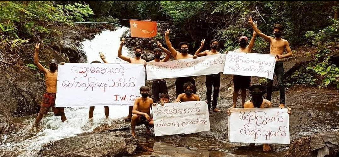 Simon98405671's tweet photo. @MyothuraKharel Young people in #In_Wun village, #Launglone Tsp  protested at a waterfall  to overthrow the military dictatorship yesterday.

#DreadfulCovidAmidMilitaryCoup 
#June29Coup 
#WhatsHappeninglnMyanmar https://t.co/bGmiZ4I3XY https://t.co/Qf3KzRqxzc