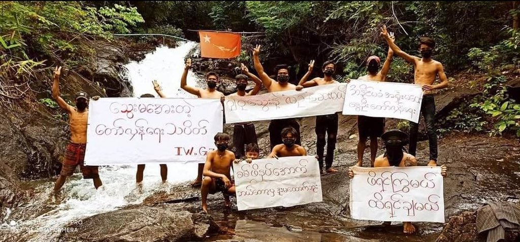 PyaeS77's tweet photo. Youths from #In_Wun village, #Launglone Tsp protested at a waterfall to overthrow the dictator yesterday(June 28)!

#DeadfulCovidAmidMilitaryCoup 
#June29Coup #MilkTeaAlliance 
#WhatsHappeninglnMyanmar https://t.co/GThrND6pTe