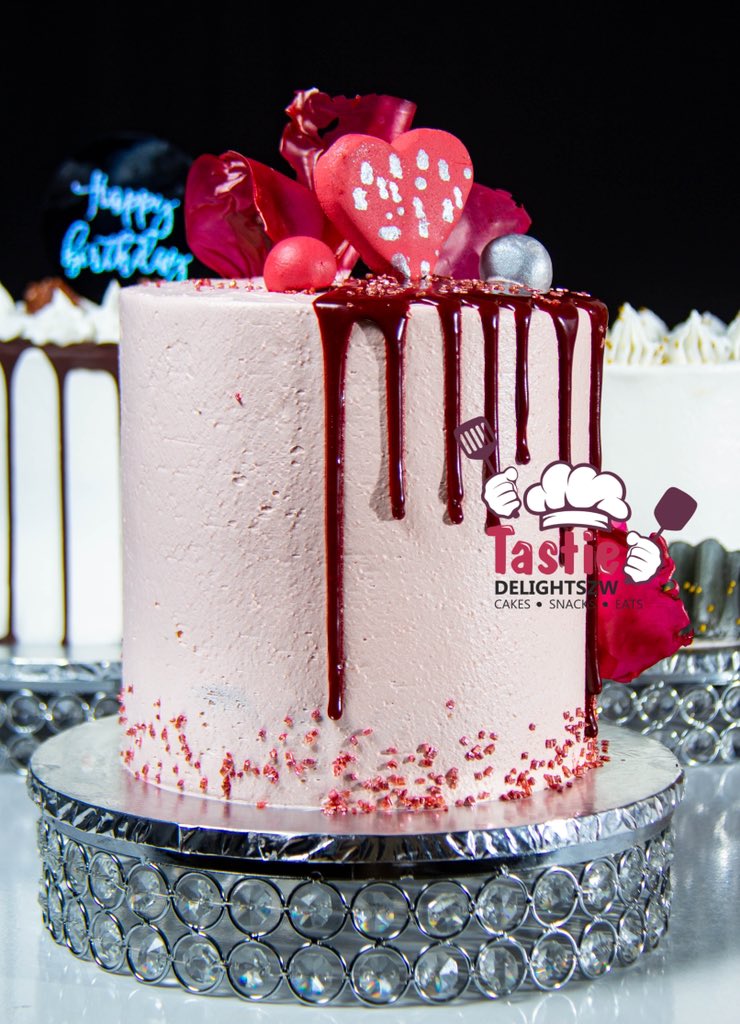 TastyZw's tweet photo. Another Red velvet cake with rice paper sails for Sibo. 

Isn’t this lovely?

#iamchefnoku #delighted2serveyou #supremequality
#cakeadventures https://t.co/fiN1dkl9BM