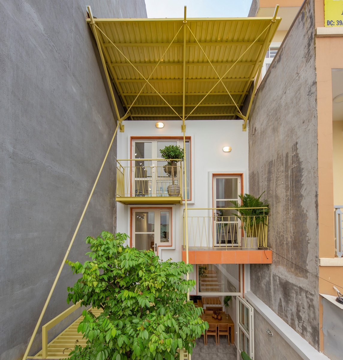 Double Roof House / Khuon Studio archdaily.com/942178/double-…